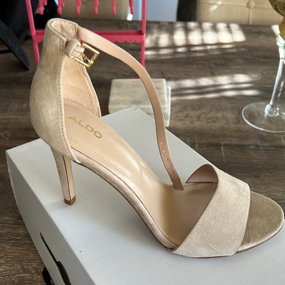 Brand new nude Aldo heels